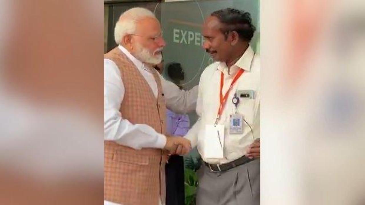 Uzay aracı Ay'a inemedi, bilim insanlarını Modi teselli etti