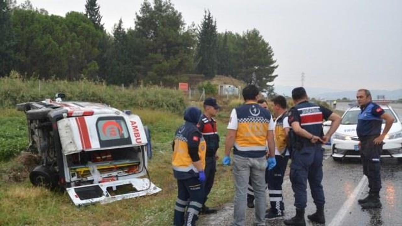 Ambulans şarampole yuvarlandı: Çok sayıda yaralı