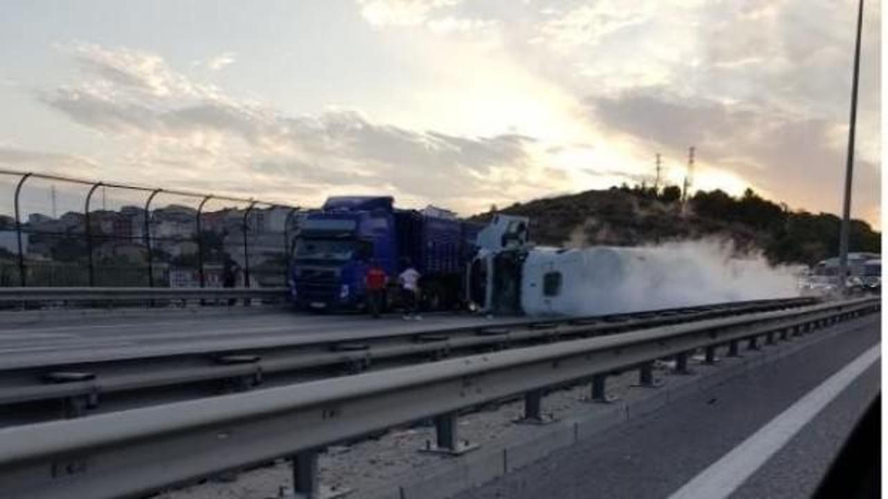 Dikkat! TEM'de gaz tankeri devrildi,  yol trafiğe kapandı