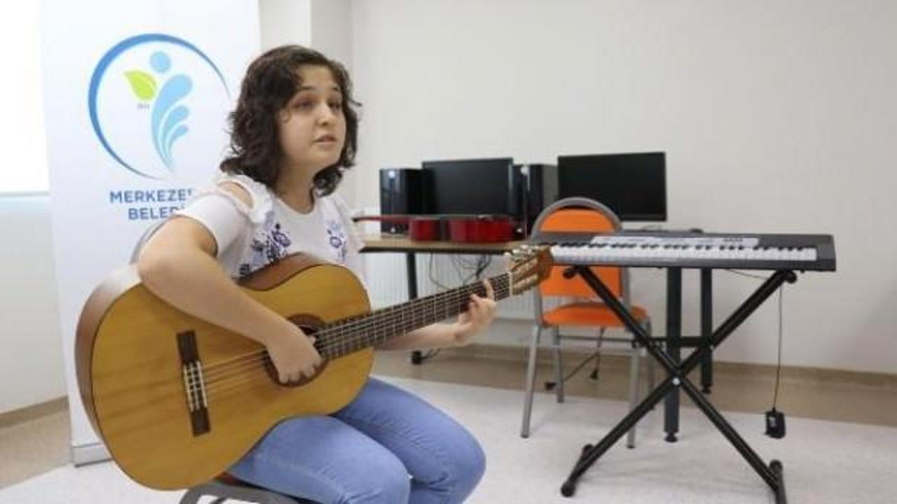 G&ouml;rme engelli Ceyda'nın, Haluk Levent ile sahne hayali