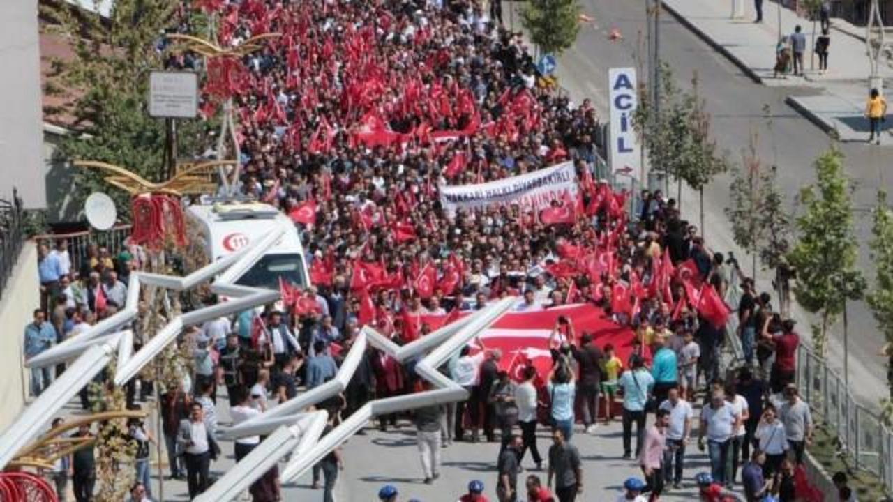 Hakkari'de yürüyen binlerce kişiden ortak ses: Kahrolsun PKK!