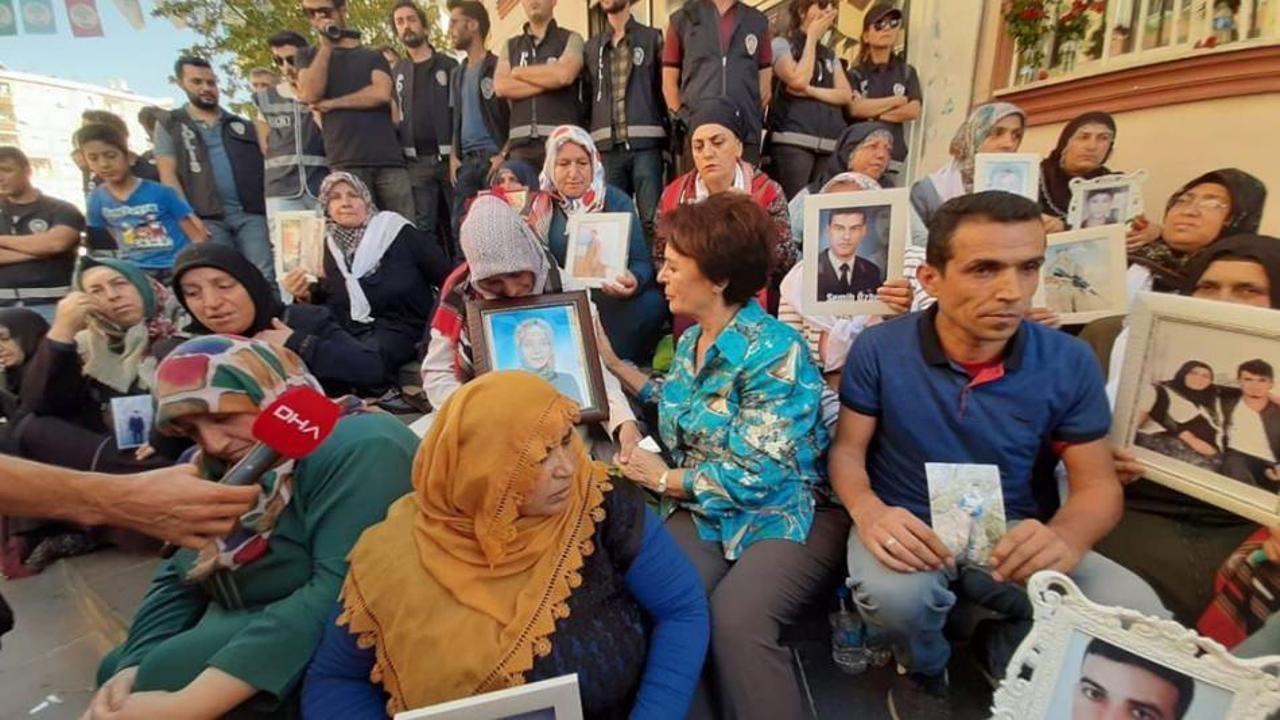 Sanat&ccedil;ılar Diyarbakır Anneleri'nin yanında!