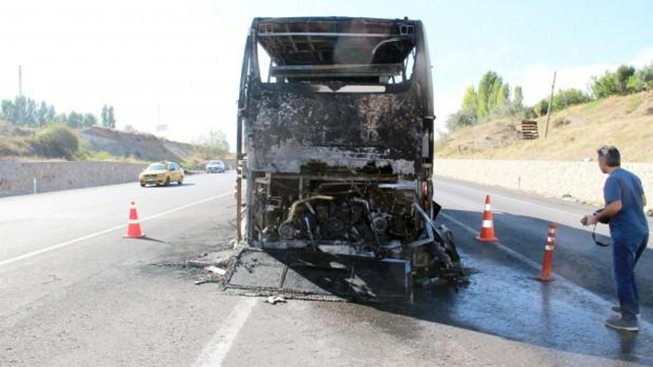 Sivas'ta faciadan dönüldü: Seyir halindeki otobüs alev alev yandı