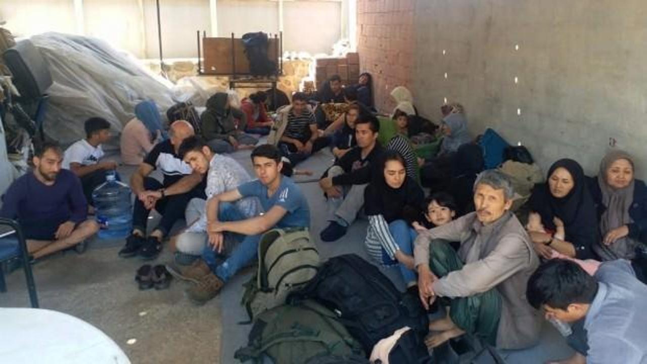 Ayvalık'ta 73 göçmenle 3 insan kaçakçısı yakalandı