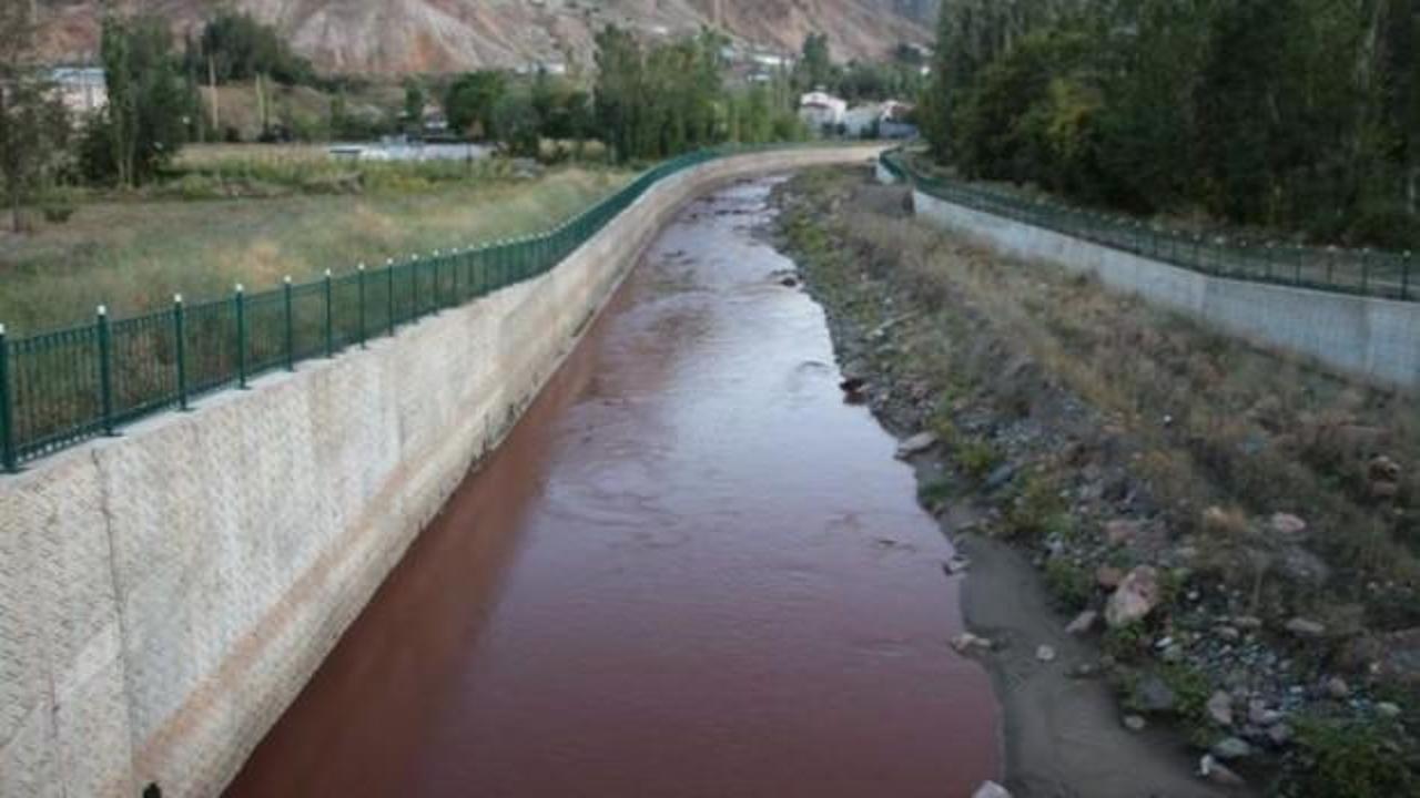 &Ccedil;ay kızıl renge b&uuml;r&uuml;nd&uuml;! Şaşkınlık yaşadılar