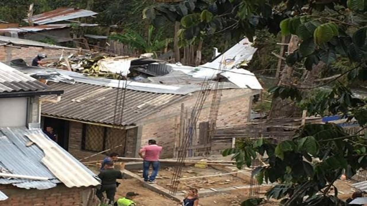 Kolombiya'da evin üzerine uçak düştü! Ölüler var