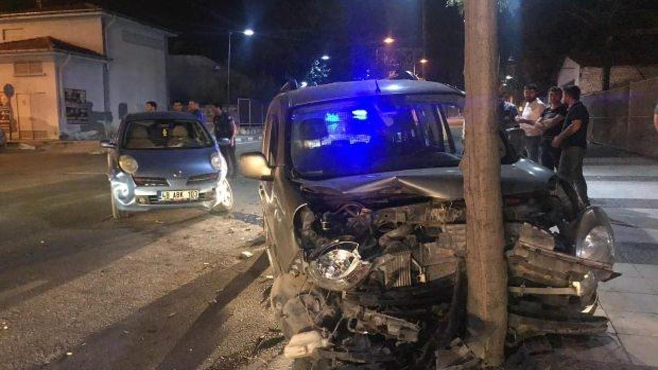Manisa'da 3 araç birbirine girdi: 2 yaralı