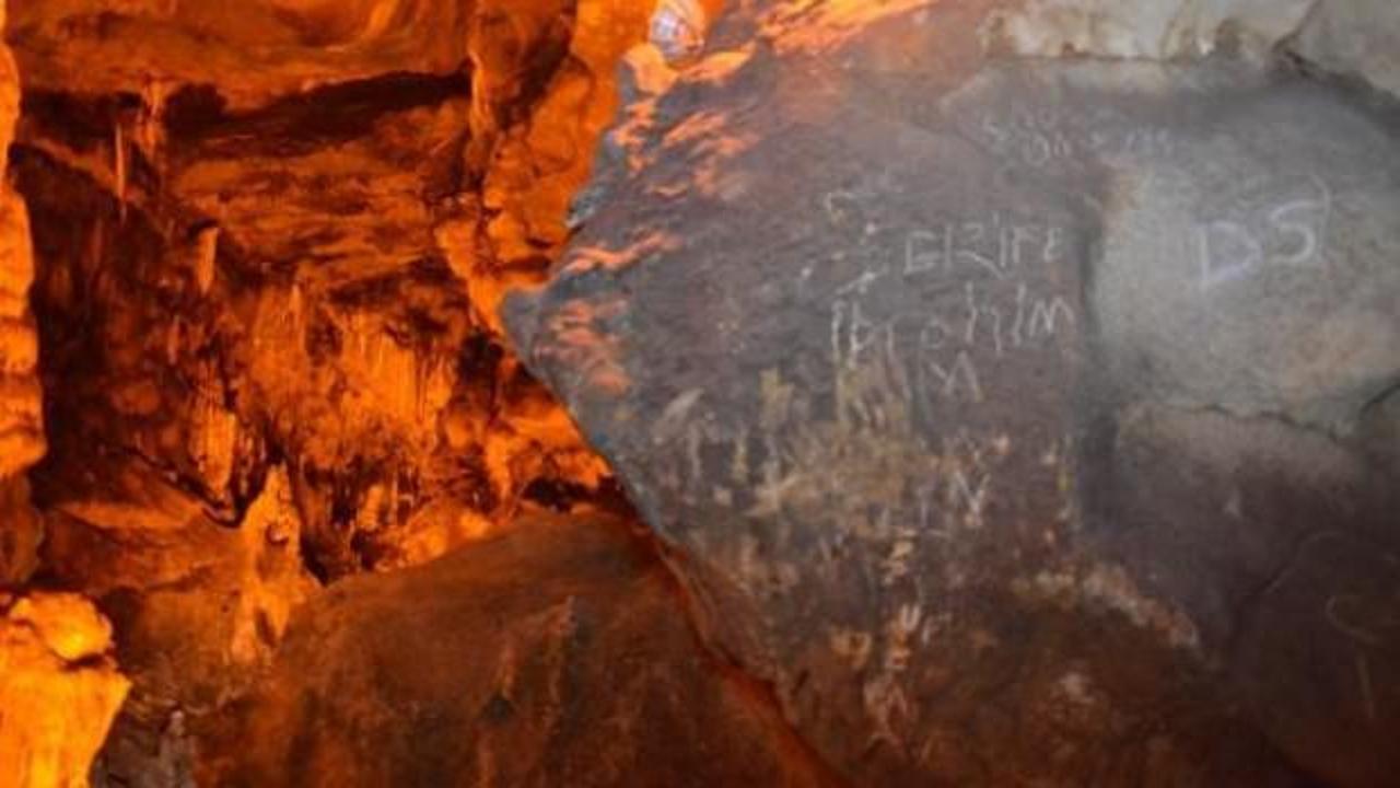 Türkiye'nin 4. büyük mağarasının duvarları yazı tahtasına döndü