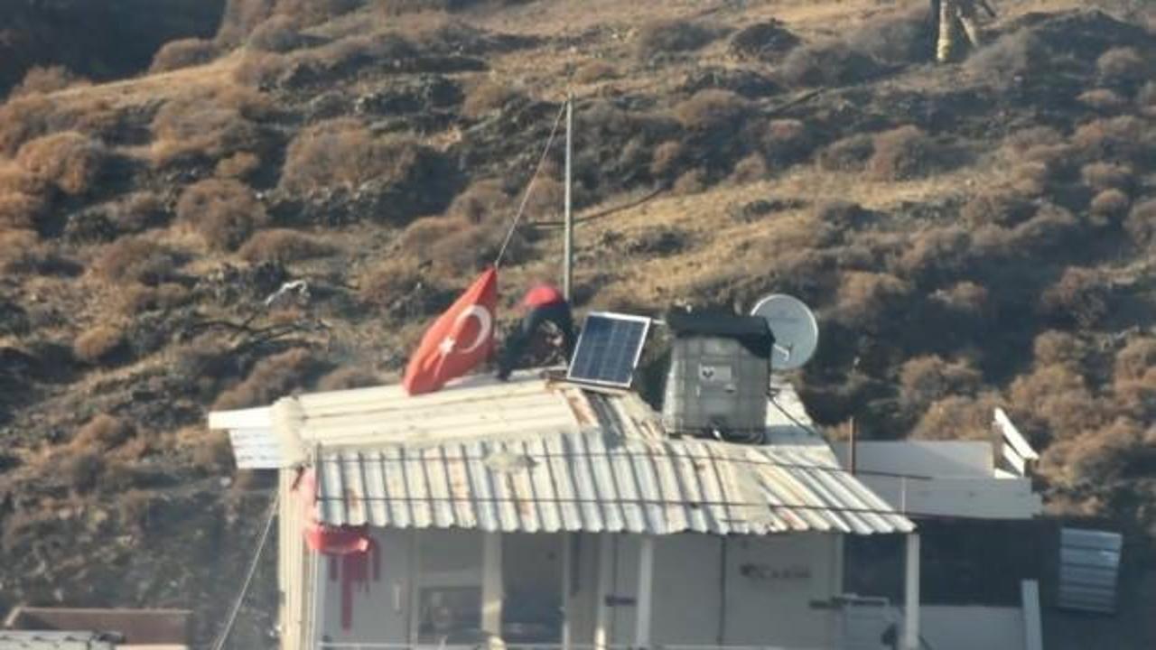 Yangında eşyalarını bıraktı, Türk bayrağını kurtardı...