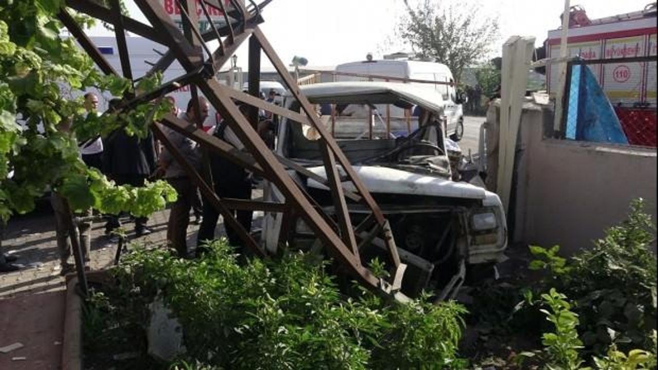 Adana'da kamyonet duvara çarptı: 3 ölü, 1 yaralı