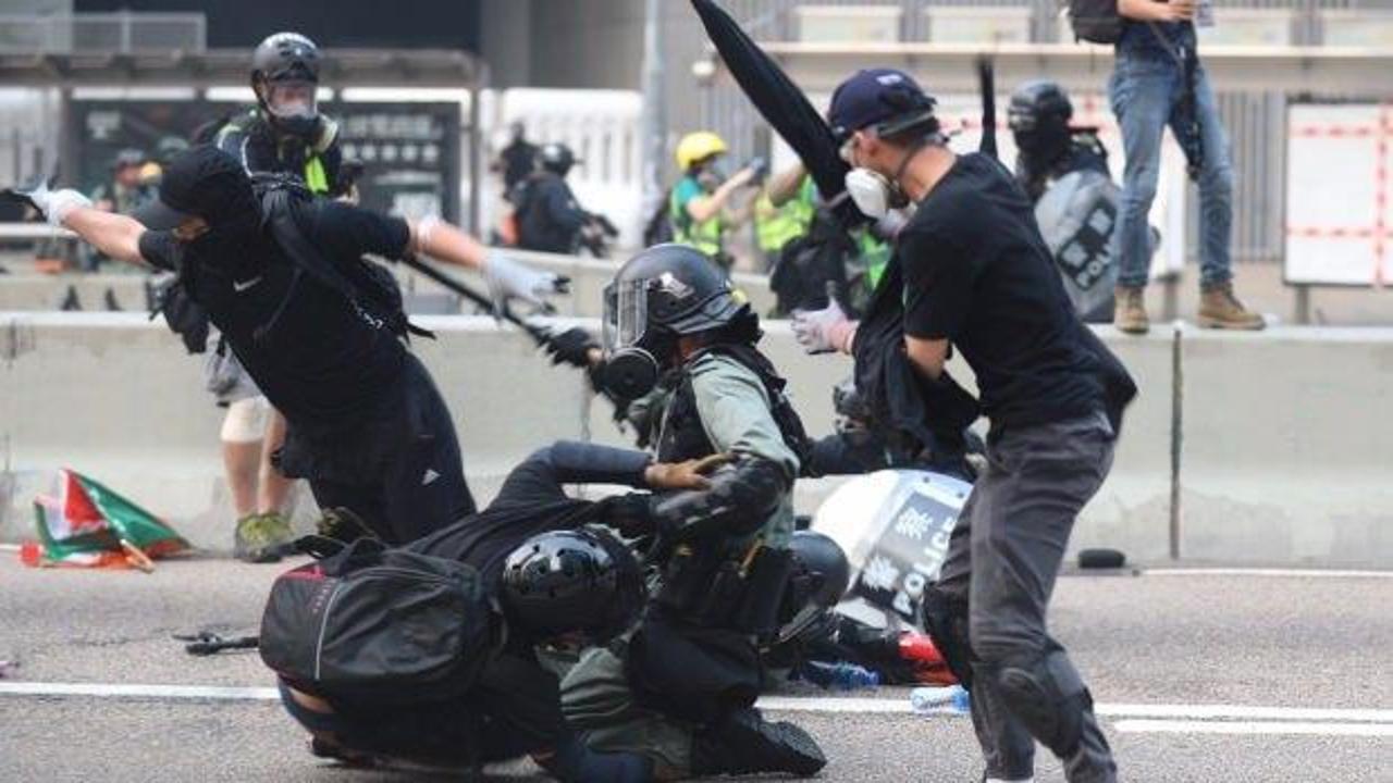 Hong Kong'da sokaklar yine karıştı! Polisten sert müdahale