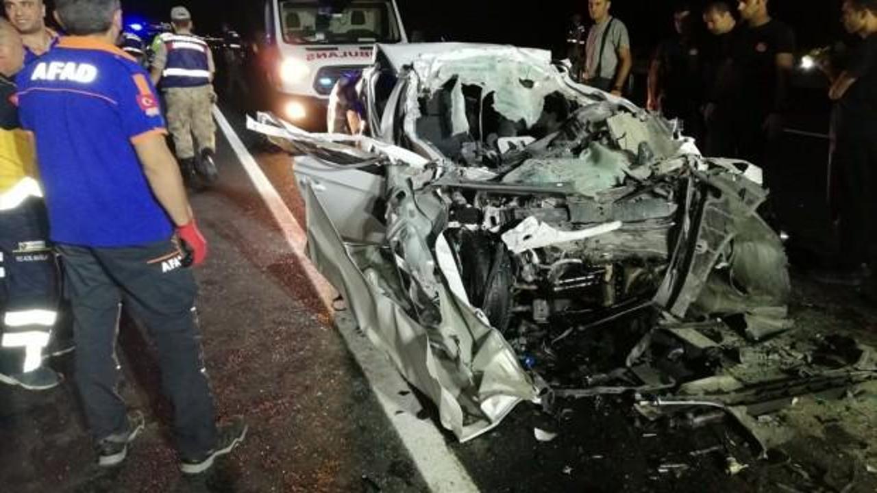 Sakarya'da otomobil tıra çarptı: 1 ölü 3 yaralı