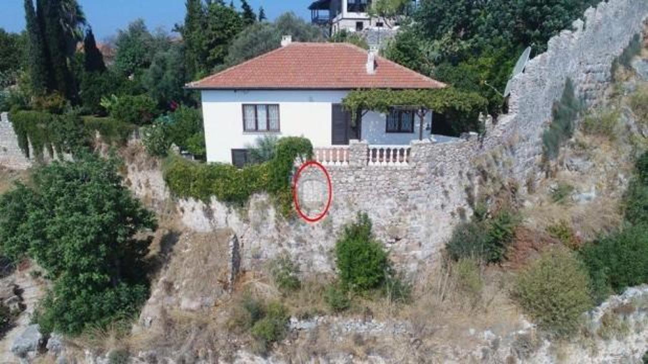 Tarihi surlara pencere a&ccedil;ıp, taş g&ouml;r&uuml;n&uuml;ml&uuml; kaplama yaptırdı