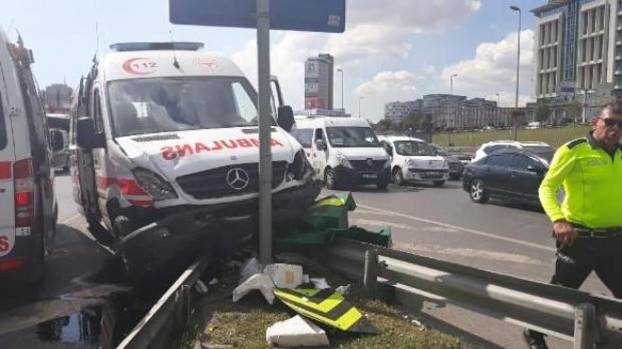 Zeytinburnu'nda ambulansla otomobil çarpıştı