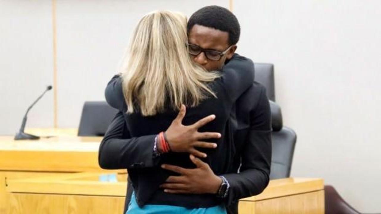 Abisini &ouml;ld&uuml;ren polise sarıldı, yargı&ccedil; g&ouml;zyaşlarına boğuldu