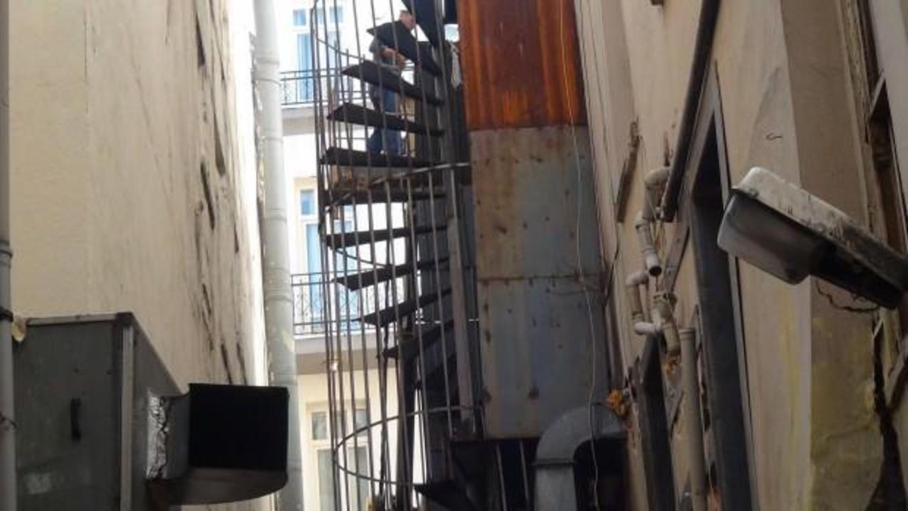 Beyoğlu’nda hasarlı binaya yıkım kararı çıktı