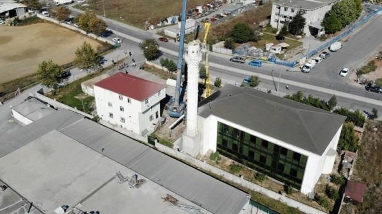 Depremde hasar gören minarenin külah kısmı söküldü