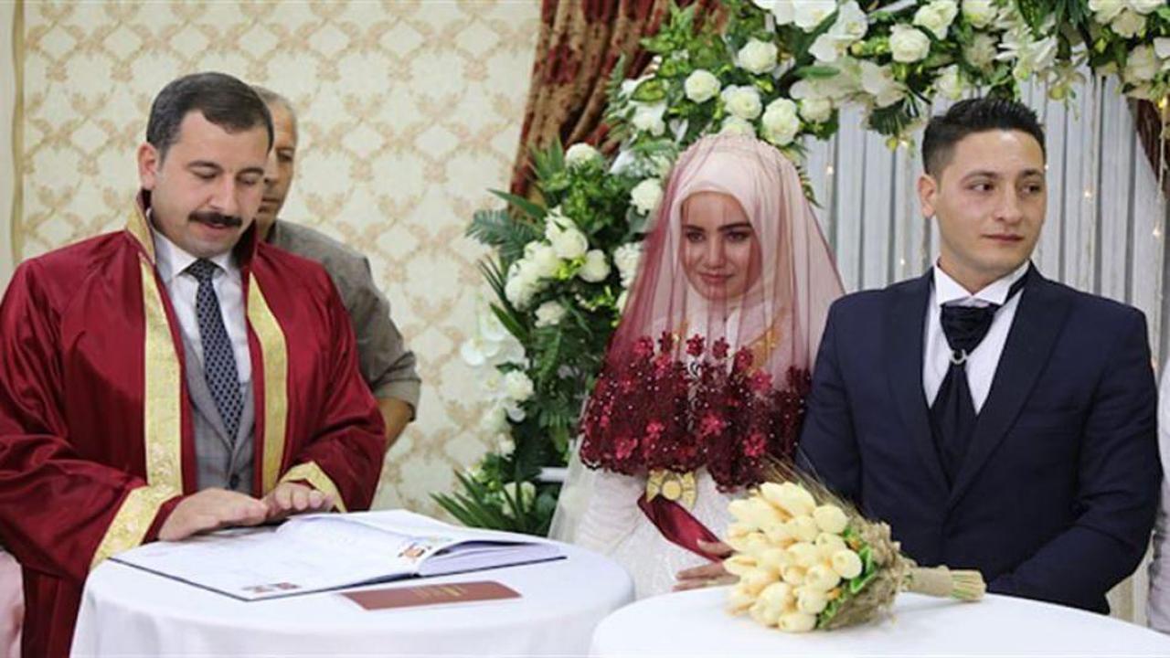 D&uuml;ğ&uuml;nlerinde takı istemeyen &ccedil;iftin isteğini duyanlar şok oldu! Yanınızda...