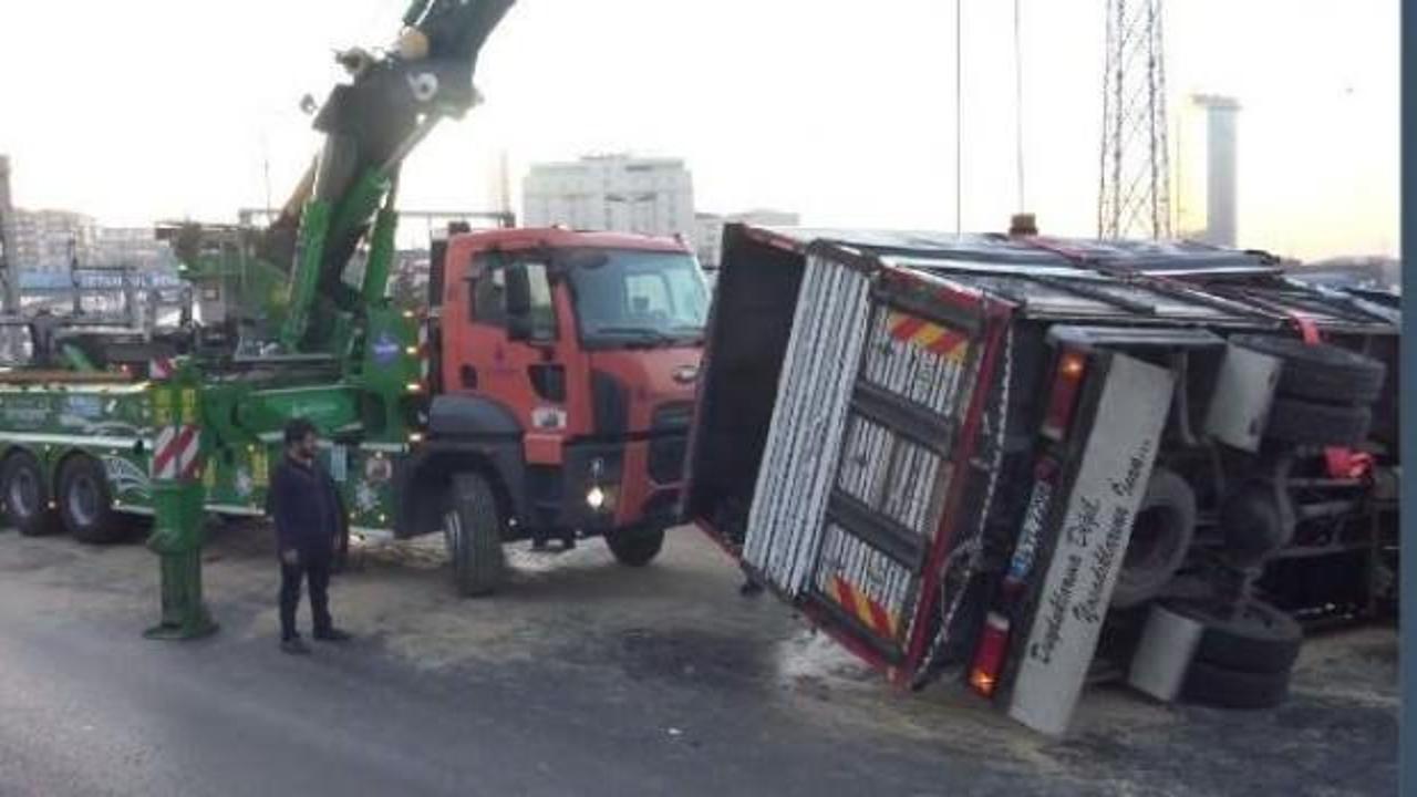 İşe gidiş saati feci kaza: İstanbul trafiği kilitlendi!