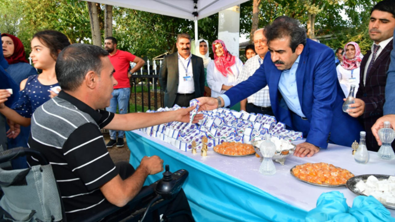 Vali G&uuml;zeloğlu g&uuml;l suyu ve lokum dağıttı