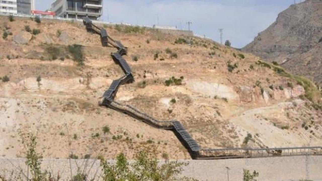 Yurda 550 basamaklı merdivenle &ccedil;ıkıyorlar