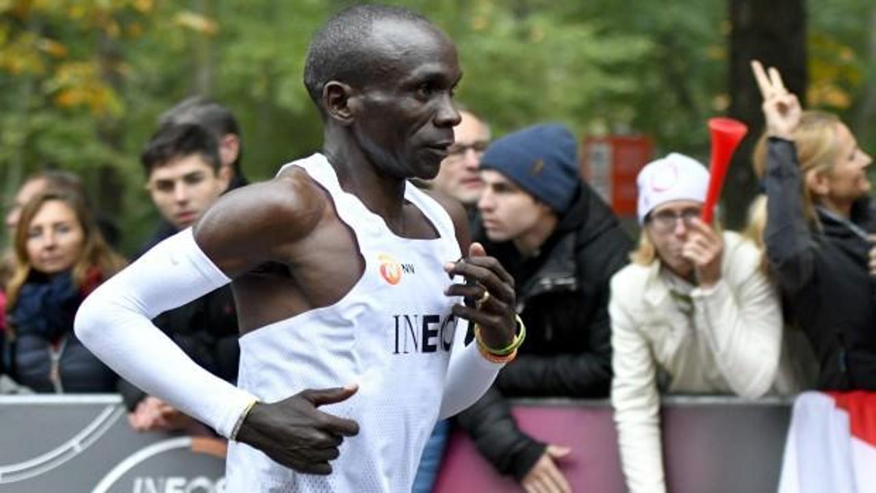 Kenyalı atlet Kipchoge'dan tarihi başarı