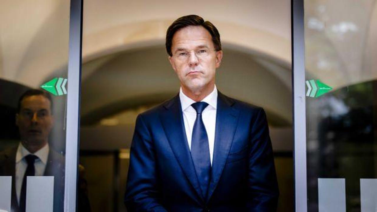 Hollanda'da koalisyon hükümeti çoğunluğu kaybetti