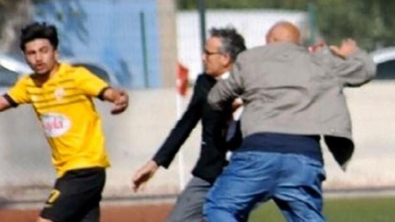 Kulüp Başkanı, kırmızı kart gören futbolcusunu dövdü