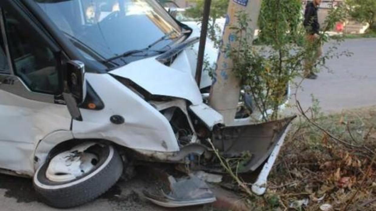 Öğrenci servisi ile hafif ticari araç çarpıştı: 10 yaralı