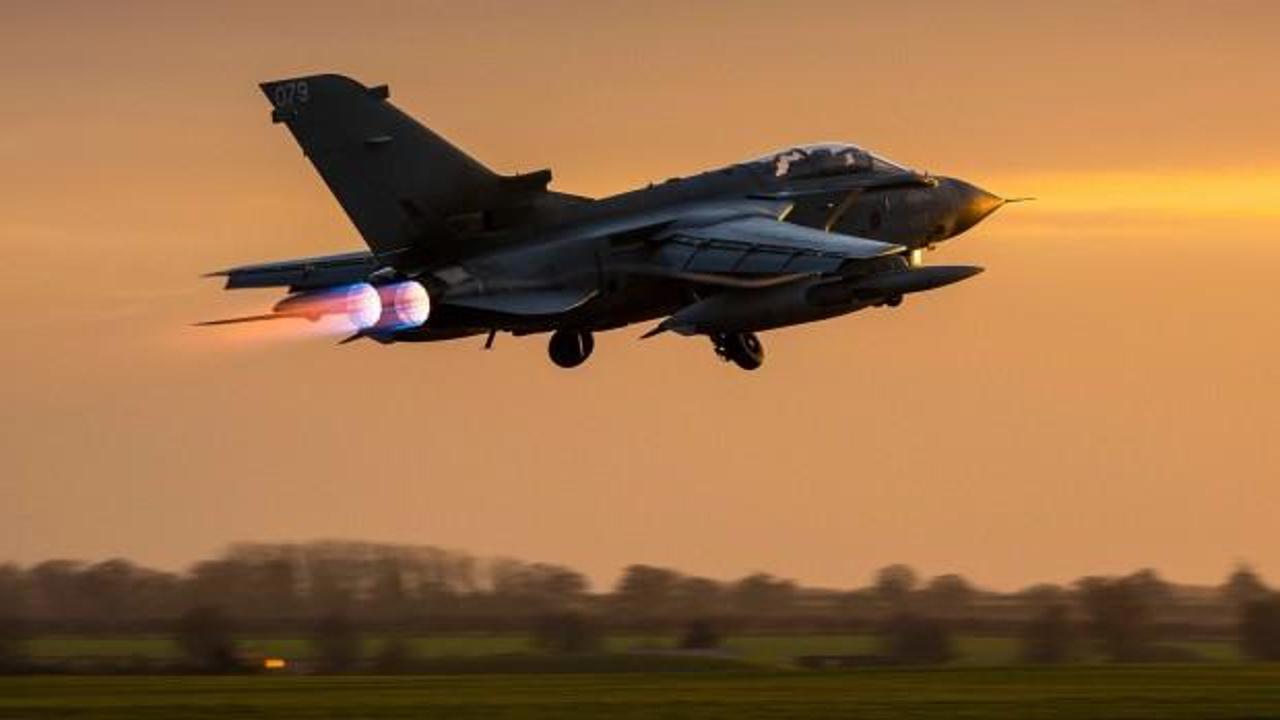 ABD'ye ait savaş uçakları Ayn el Arab'taki ABD üssünü bombaladı