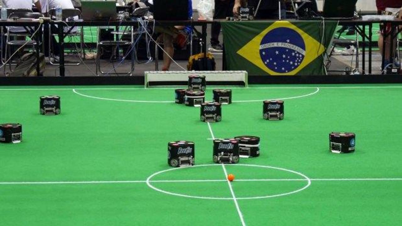 Dünya şampiyonu robot futbolcular