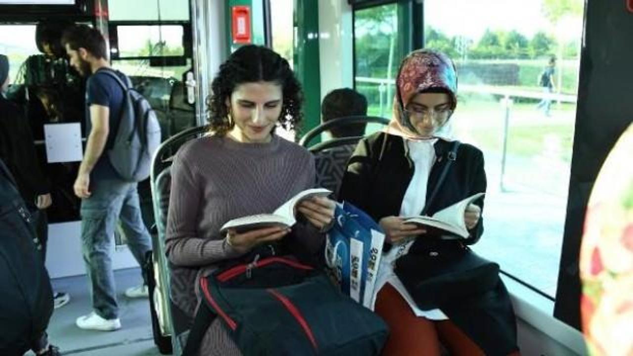 Tramvaydaki yolculara kitap hediyesi