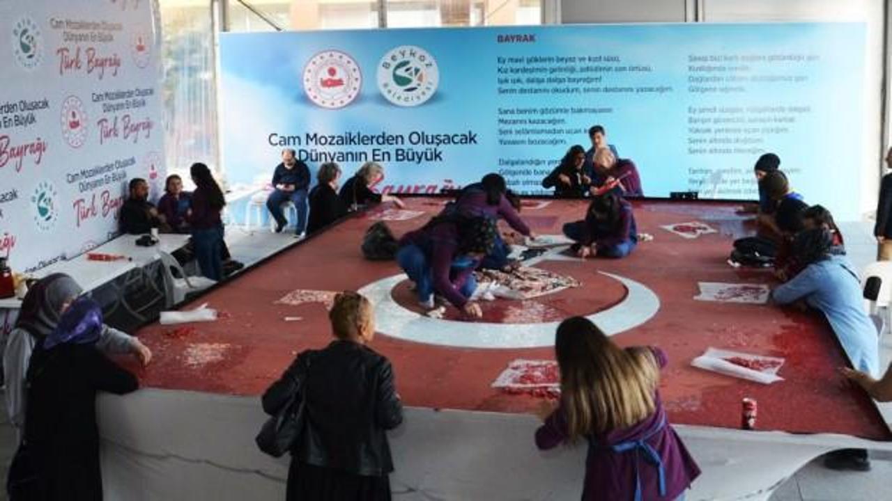 240 bin cam parçasından Türk Bayrağı yapacaklar