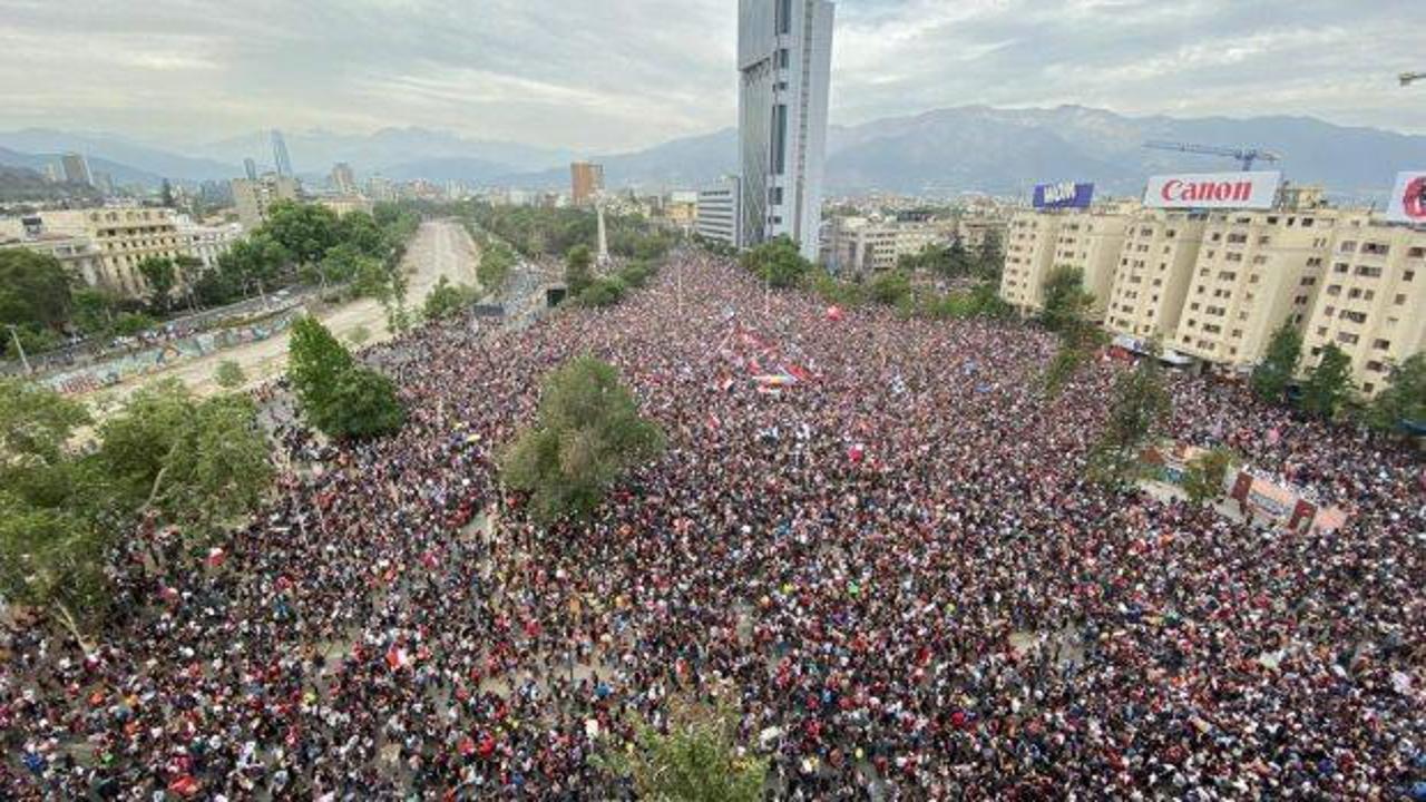 Şili'de tarihi gösteri! Yüz binlerce kişi toplandı