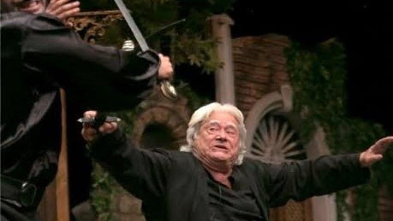 C&uuml;neyt Arkın bir m&uuml;zikalle tiyatro sahnelerine adım atıyor