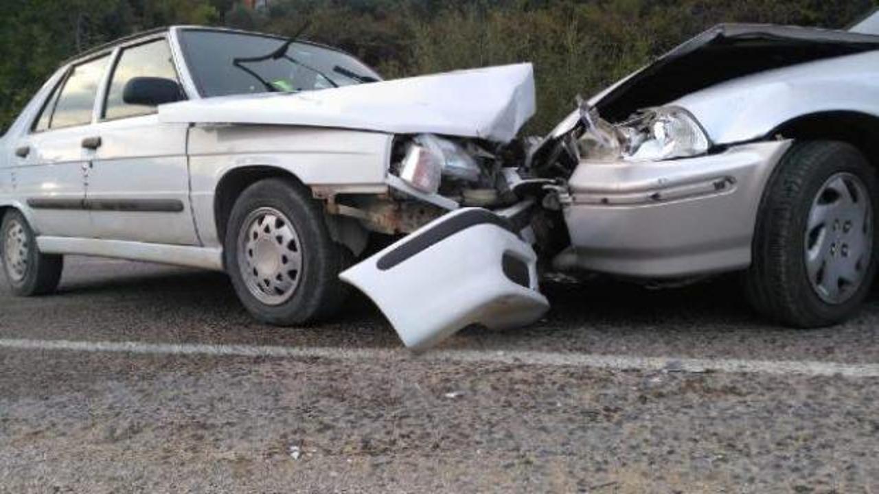 Kozan'da otomobiller çarpıştı: 8 yaralı