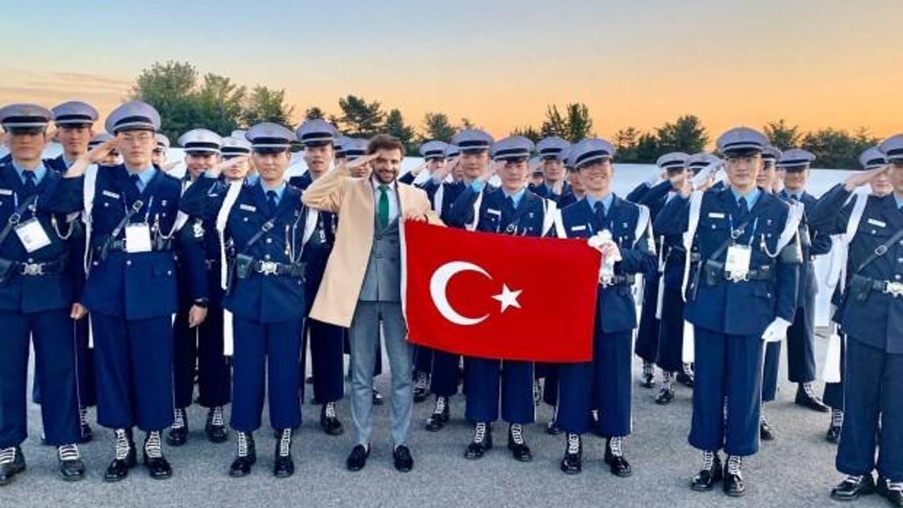 Türk Bayrağı açıp Mehmetçik selamı verdiler