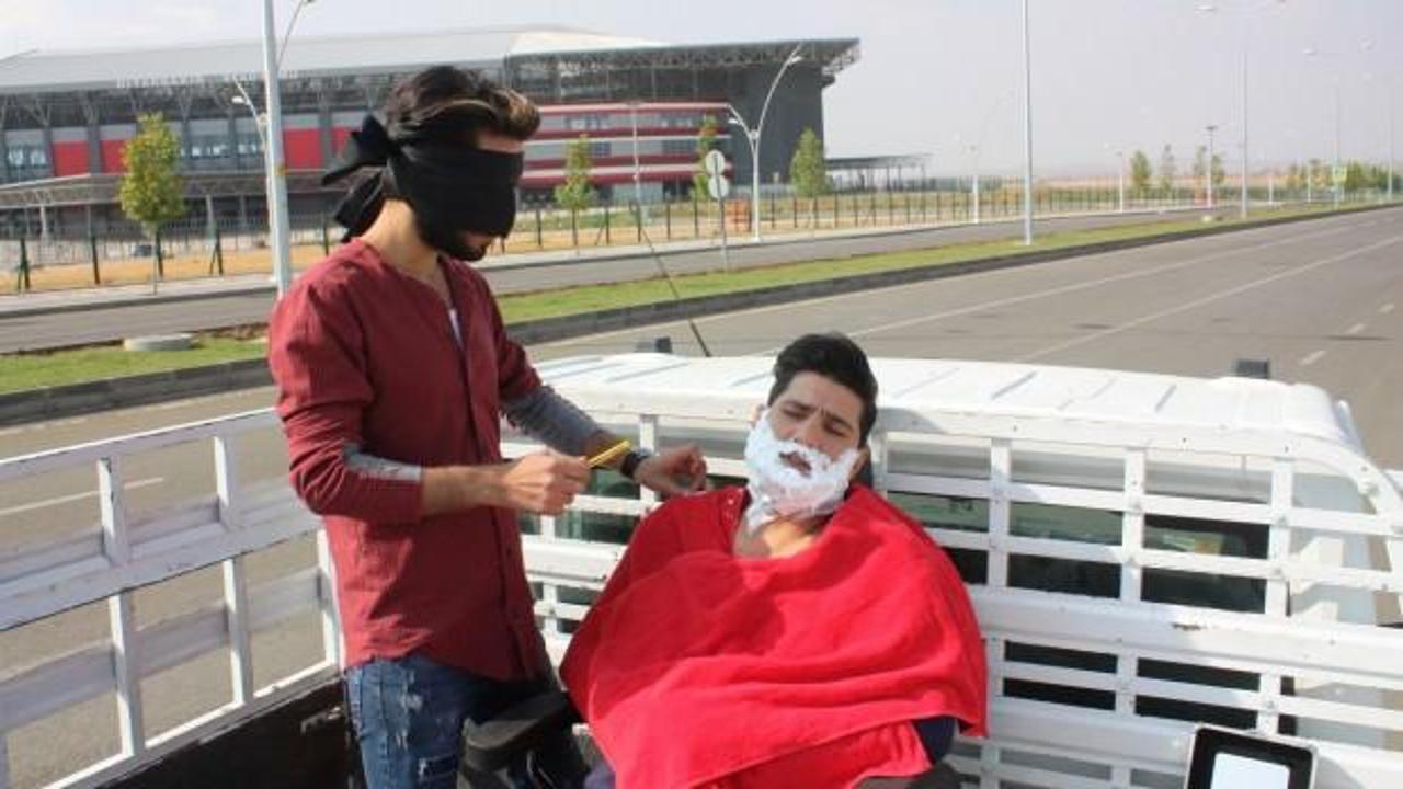 Yaptığı tıraşla g&ouml;renlerin y&uuml;reğini ağzına getirdi