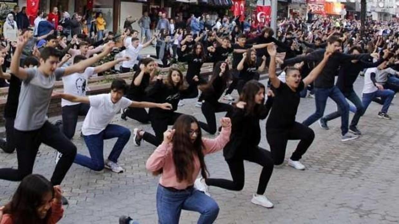 2 bin kişi aynı anda zeybek oynadı