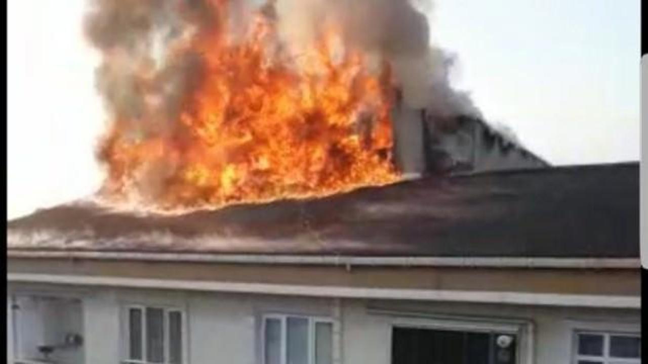 Esenyurt'ta binanın çatısında yangın