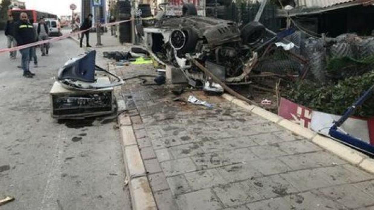 İzmir'de feci kaza: 2 ölü, 1 yaralı