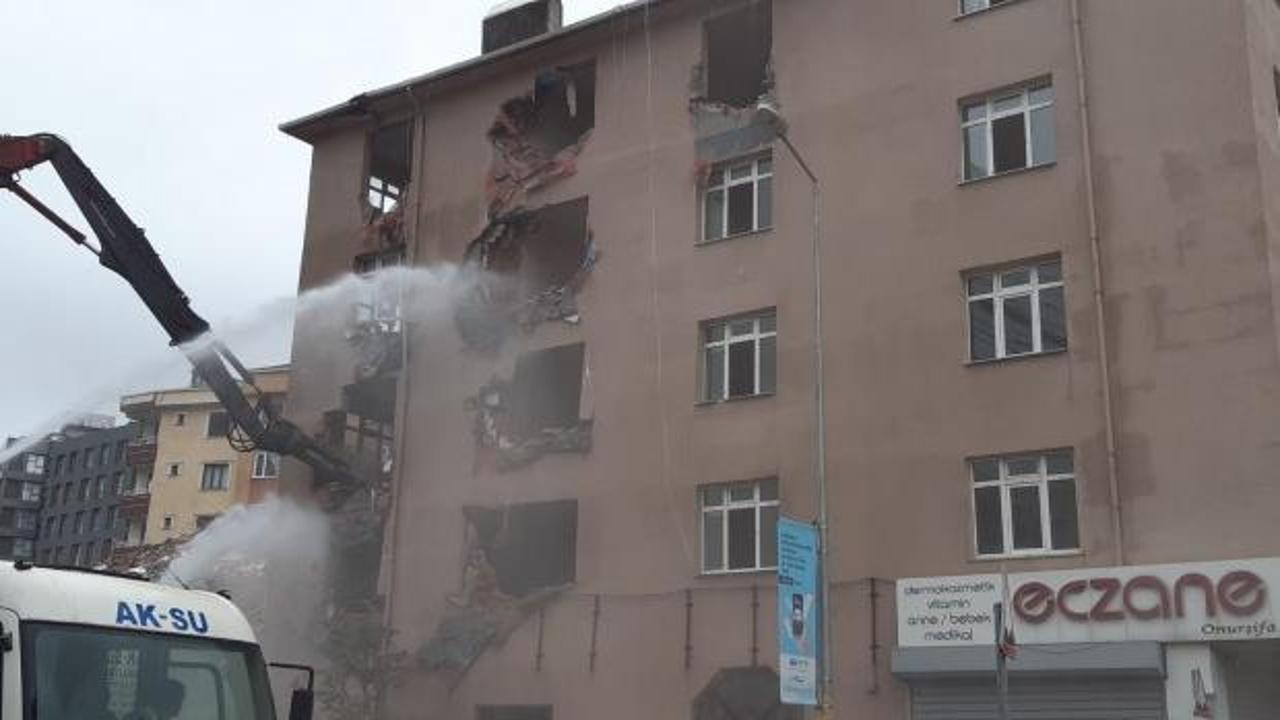 Kağıthane'de riskli bulunan &ouml;ğrenci yurdu yıkıldı