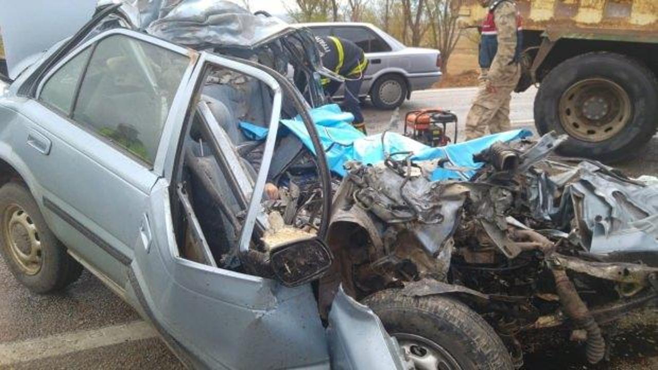 Kahramanmaraş'ta kaza: Kamyonla çarpışan araç hurdaya döndü