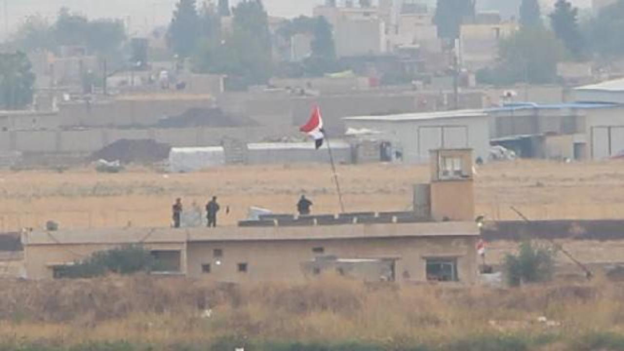 Kamışlı'da binaya Suriye bayrağı asıldı