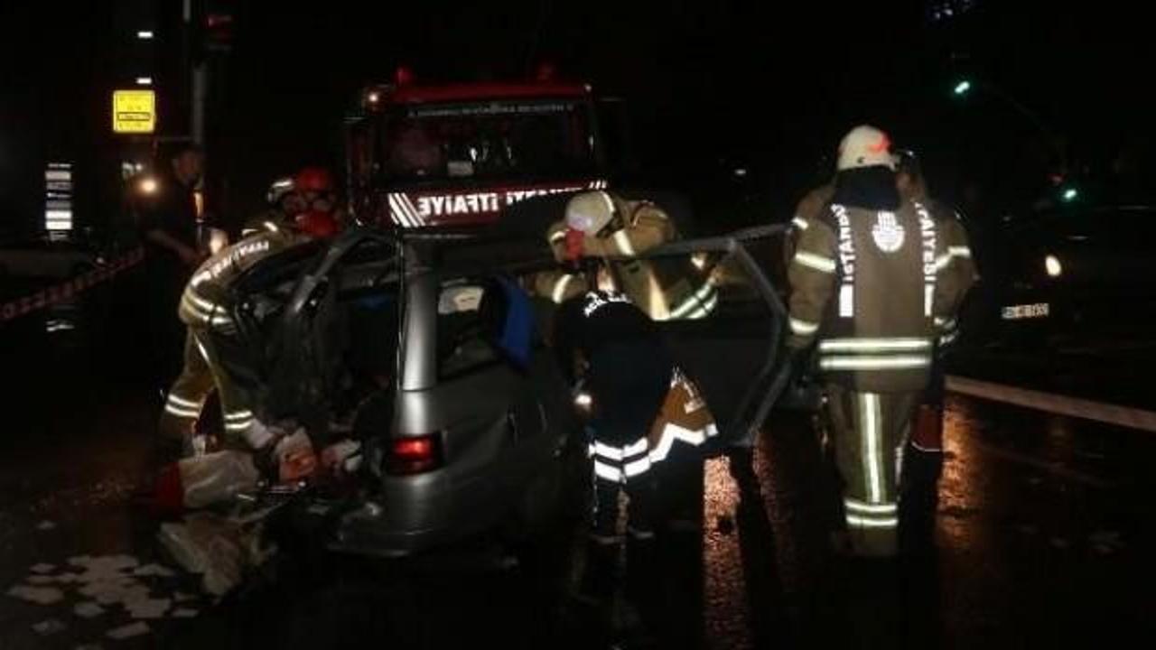 Otomobilde sıkışan hamile kadını itfaiye kurtardı