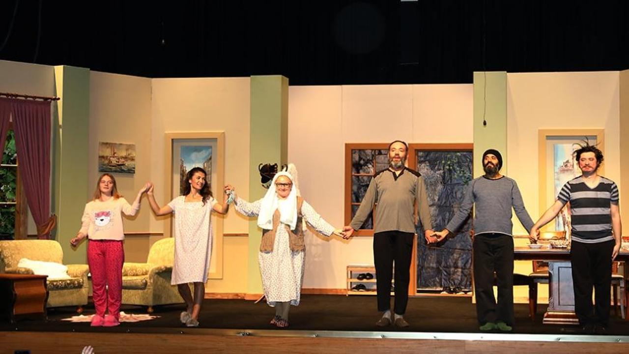 ''Aile Sandığı'' oyununun galasına &uuml;nl&uuml;ler akını! Komedyen Şafak Sezer tiyatronun...