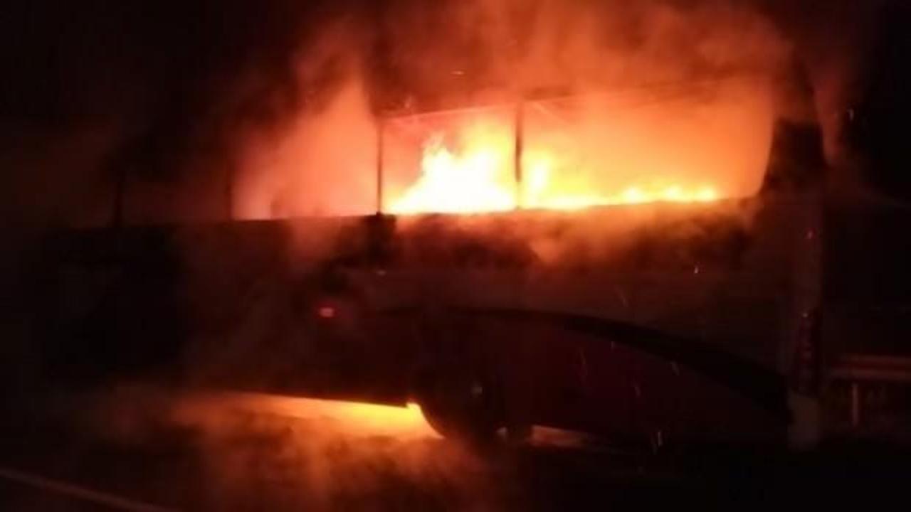 Antalya'da korku dalı anlar: Seyir halindeki otobüs yandı