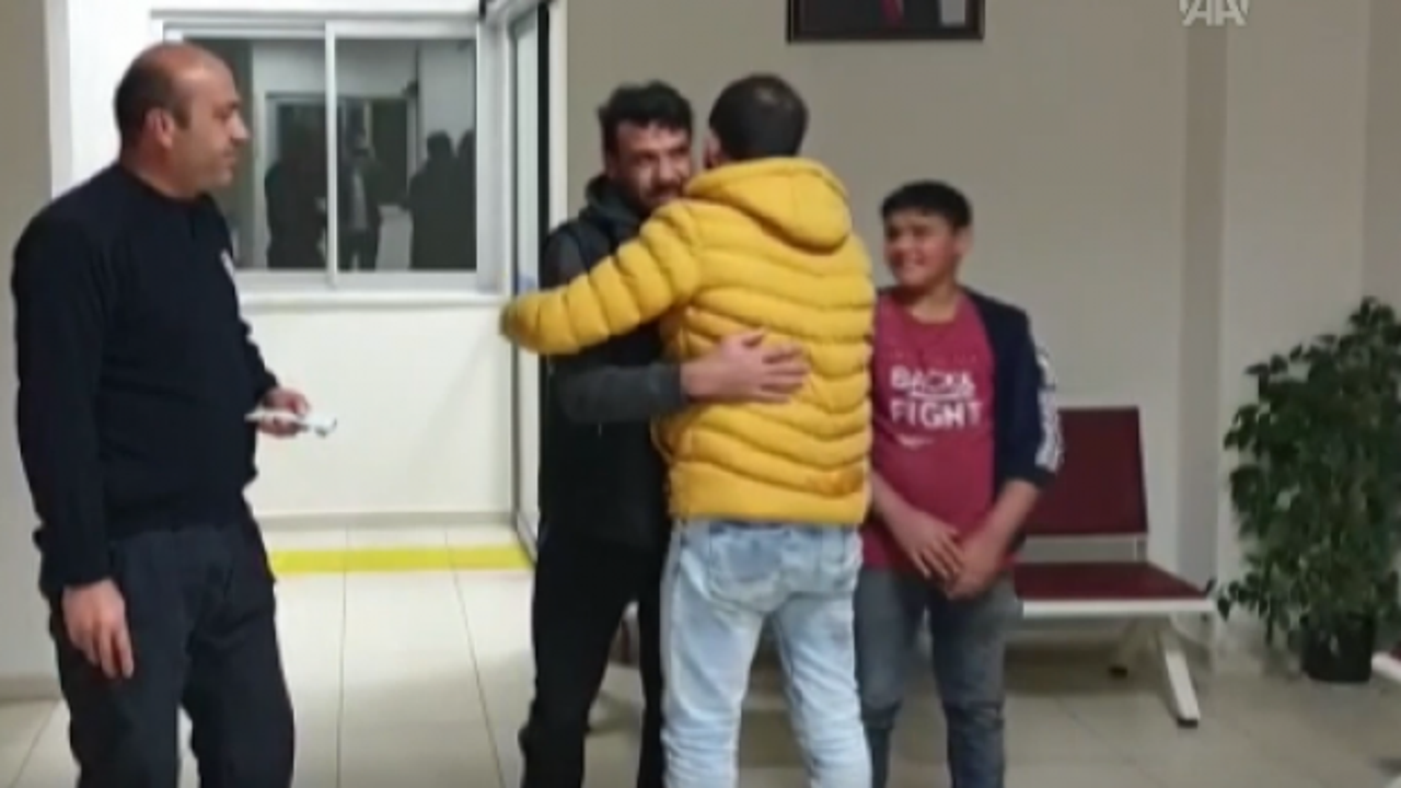 Cüzdanını bulan Suriyeli baba ve oğluna defalarca sarıldı
