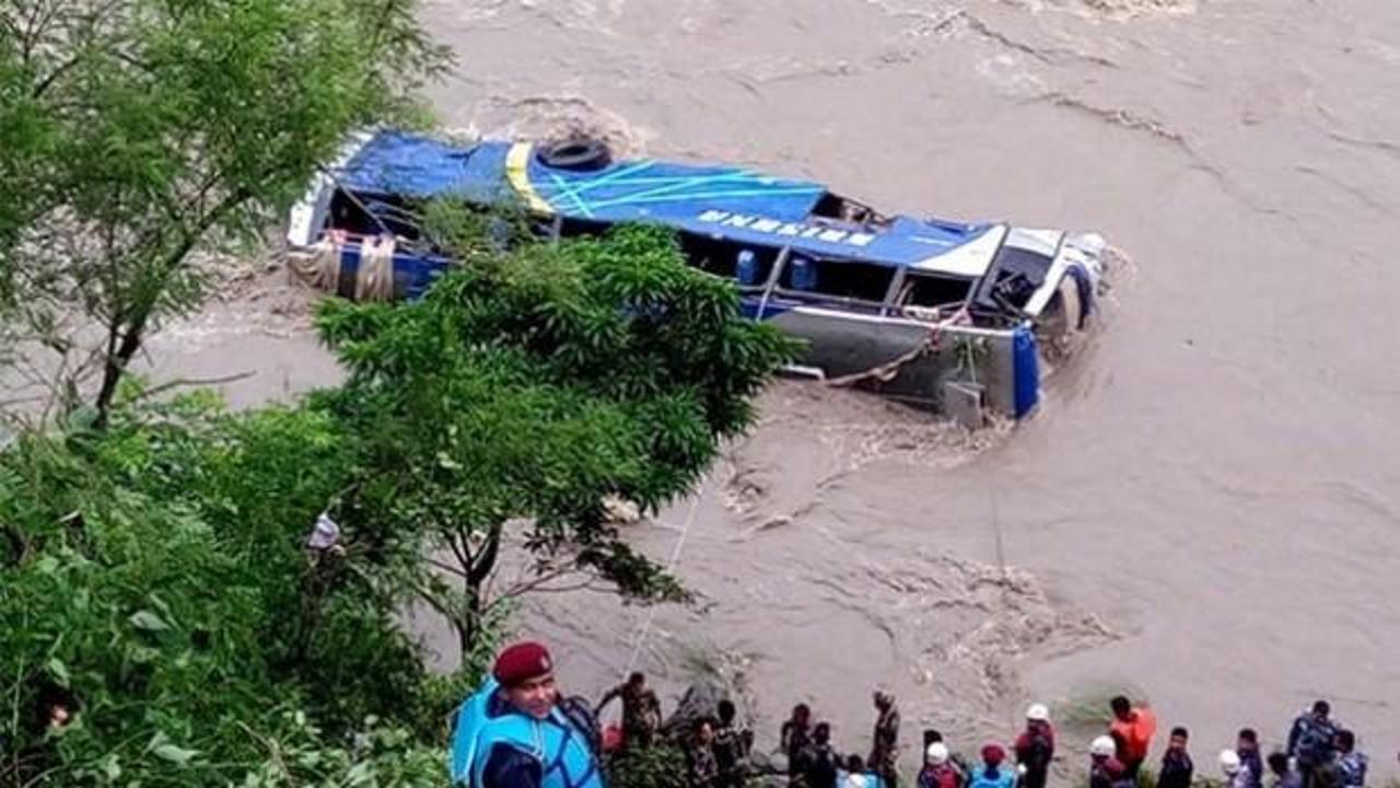 Festivalden dönenleri taşıyan otobüs nehre düştü: 17 ölü, 50 yaralı