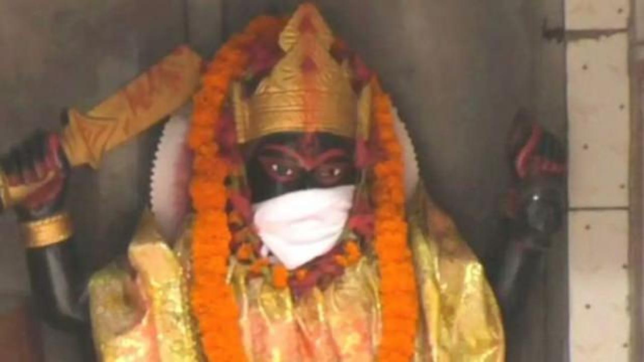 Hindistan'da gündem oldu: Tanrı heykellerine maske taktılar!